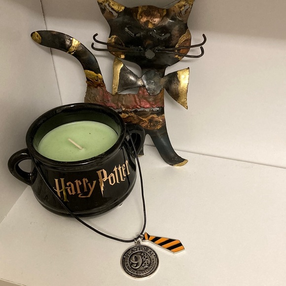 ⭐️ Host Pick ⭐️ NWOT - Harry Potter Necklace 9 3/4 Platform Tie Charms (Replica) - Picture 2 of 6